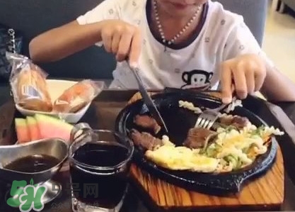 牛排是左手拿刀還是右手？吃牛排的正確方法