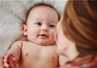 母乳喂養(yǎng)胸部一大一小怎么辦？母乳喂養(yǎng)會導致胸不對稱嗎？