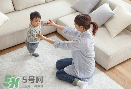 怎么糾正寶寶內(nèi)八字腳？寶寶八字腳幾歲前可以糾正？