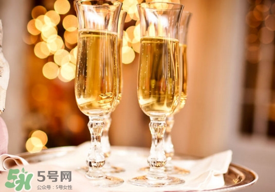 香檳是什么做成的？香檳有甜味的嗎