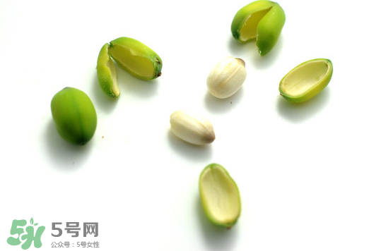蓮蓬子中間的芯能吃嗎？蓮蓬子的功效與作用