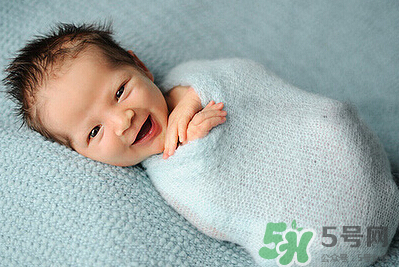 新生兒吃母乳一次吃多久？新生兒吃母乳一次十分鐘正常嗎？