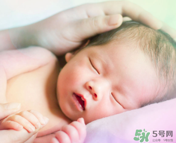新生兒吃母乳一次吃多久？新生兒吃母乳一次十分鐘正常嗎？