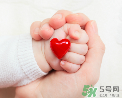 新生兒吃母乳需要喝水嗎？新生兒需不需要要喝水？