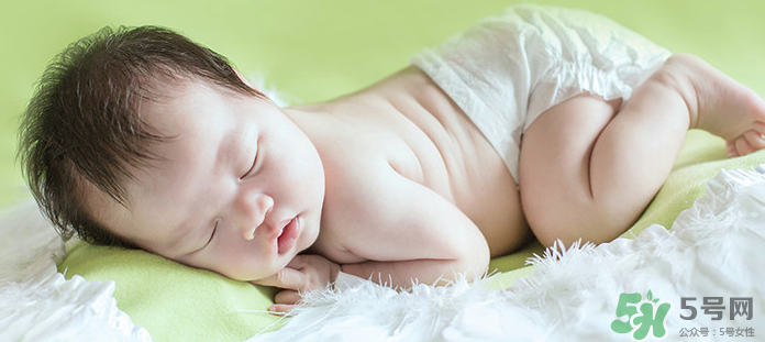 新生兒吃母乳需要喝水嗎？新生兒需不需要要喝水？