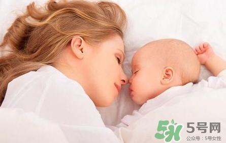 新生兒吃母乳需要喝水嗎？新生兒需不需要要喝水？
