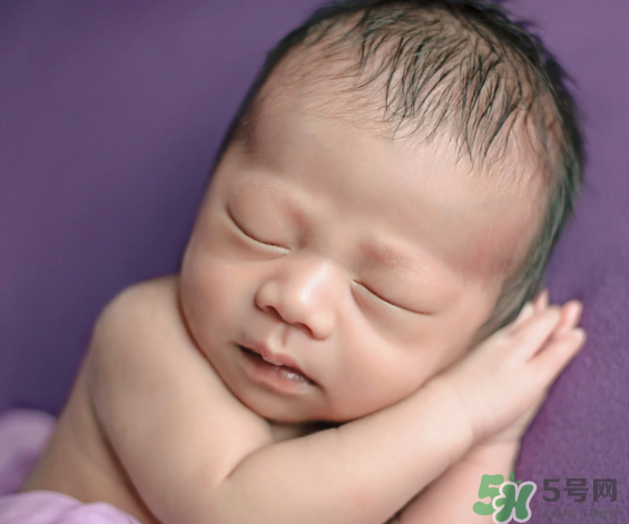 新生兒吃母乳拉稀是怎么回事？新生兒吃母乳拉稀怎么辦？