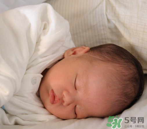 新生兒吃母乳拉稀是怎么回事？新生兒吃母乳拉稀怎么辦？