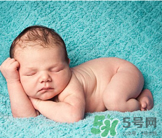 新生兒吃母乳拉奶瓣是怎么回事？新生兒吃母乳會拉奶瓣嗎？