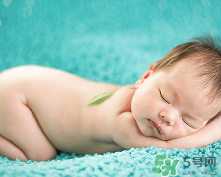新生兒吃母乳拉奶瓣是怎么回事？新生兒吃母乳會拉奶瓣嗎？