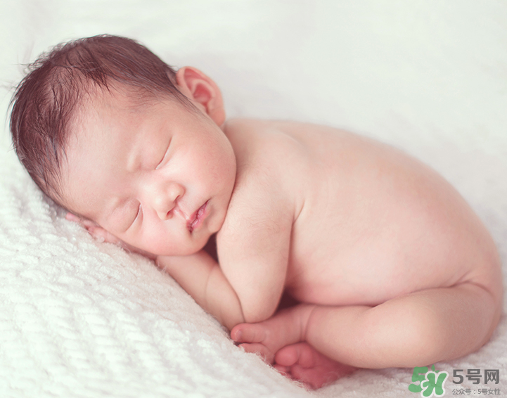 新生兒吃母乳拉奶瓣是怎么回事？新生兒吃母乳會拉奶瓣嗎？