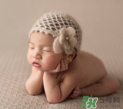 新生兒吃母乳會撐到嗎？新生兒吃母乳會吃撐嗎？