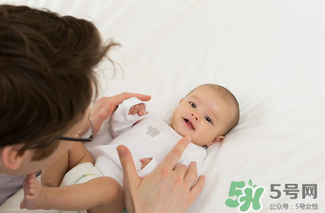 新生兒吃母乳放屁拉稀正常嗎？新生兒吃母乳拉黃水正常嗎？