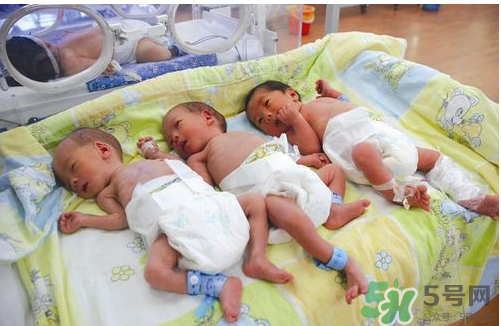 新生兒吃母乳放屁拉稀正常嗎？新生兒吃母乳拉黃水正常嗎？