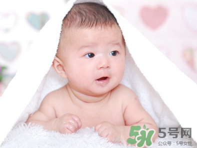 新生兒吃母乳放屁拉稀正常嗎？新生兒吃母乳拉黃水正常嗎？