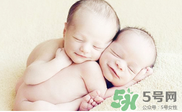 新生兒吃母乳放屁拉稀正常嗎？新生兒吃母乳拉黃水正常嗎？