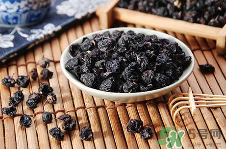 黑枸杞能和蜂蜜一起喝嗎？蜂蜜可以和黑枸杞一起喝嗎