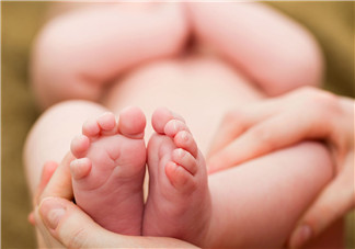 新生兒吃母乳拉奶瓣是怎么回事？新生兒吃母乳會拉奶瓣嗎？