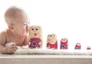 新生兒吃母乳放屁拉稀正常嗎？新生兒吃母乳拉黃水正常嗎？