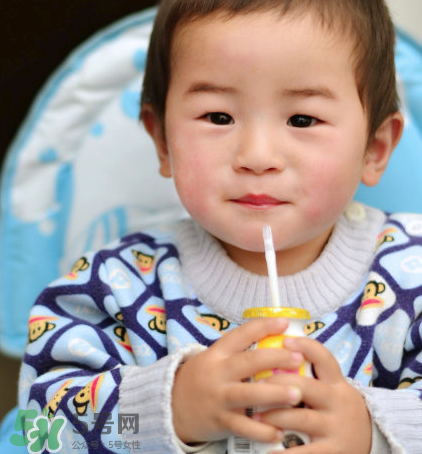 兒童能喝老年人奶粉嗎？老年人奶粉小孩能不能喝？