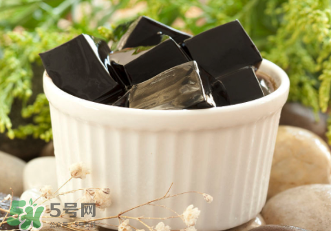 龜苓膏是烏龜做的嗎？龜苓膏是什么做的？