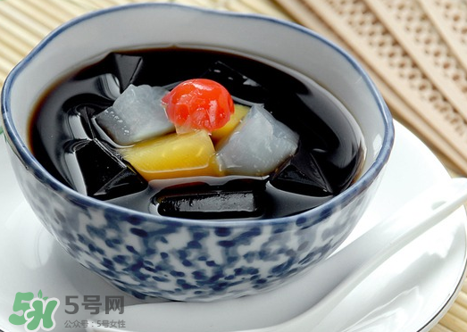 龜苓膏是烏龜做的嗎？龜苓膏是什么做的？