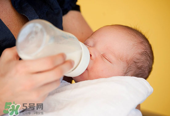 嬰兒吐奶和嘔吐的區(qū)別？怎么判斷嬰兒是吐奶還是嘔吐？