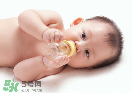 嬰兒吐奶和嘔吐的區(qū)別？怎么判斷嬰兒是吐奶還是嘔吐？