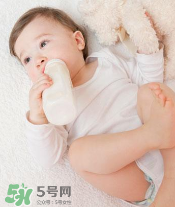 嬰兒吐奶和嘔吐的區(qū)別？怎么判斷嬰兒是吐奶還是嘔吐？