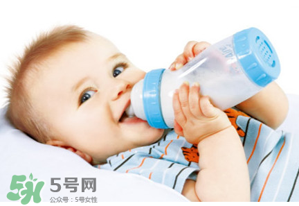 嬰兒吐奶和奶粉有關(guān)系嗎？嬰兒吐奶需要換奶粉嗎？