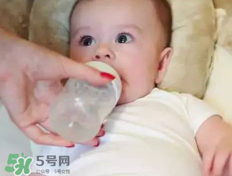 嬰兒吐奶有黃水怎么辦？嬰兒吐奶會(huì)吐黃水嗎？