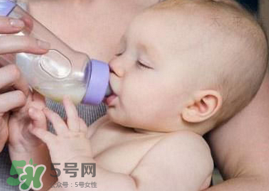 嬰兒吐奶有黃水怎么辦？嬰兒吐奶會(huì)吐黃水嗎？