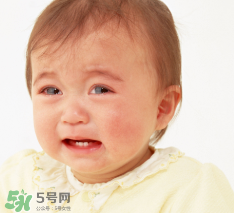 寶寶吐奶和哭有關(guān)系嗎？寶寶哭會(huì)引起吐奶嗎？