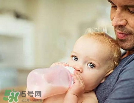 嬰兒吐奶和溢奶的區(qū)別 嬰兒溢奶和吐奶有何不同？