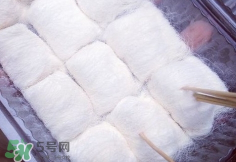 龍須糖是什么做的？龍須糖上面一層粉是什么粉