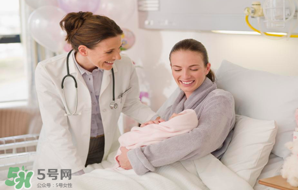 三伏天坐月子可以洗澡嗎？三伏天坐月子可以穿短袖嗎？