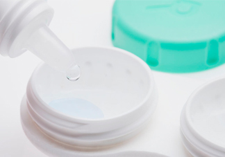 隱形眼鏡干了怎么辦？隱形眼鏡可以用礦泉水泡嗎