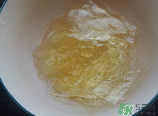 吉利丁片用冷水泡多久？吉利丁片做果凍的比例