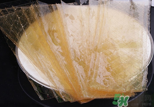 吉利丁片是什么？吉利丁片怎么做布?。?></p><p>片狀的吉利丁又叫吉利丁片，半透明黃褐色，有腥臭味，需要泡水去腥，經(jīng)脫色去腥精制的吉利丁片顏色較透明，價(jià)格較高。吉利丁片須存放于干燥處，否則受潮會(huì)粘結(jié)。</p><p>使用吉利丁片前要先用冷開(kāi)水泡軟。</p><h3>吉利丁片怎么做布丁</h3><p>主料：吉利丁一片、果汁250ml</p><p>把吉利丁片剪成小塊，用冰水浸泡，（常溫水浸泡吉利丁會(huì)有少許融化瀝水時(shí)就撈不出了）</p><p style=