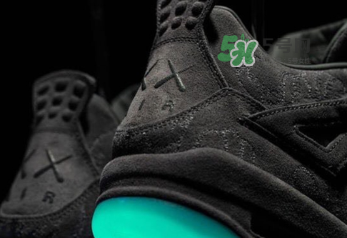 kaws與air jordan 4聯(lián)名黑色版本多少錢(qián)？aj4純黑限定發(fā)售價(jià)格