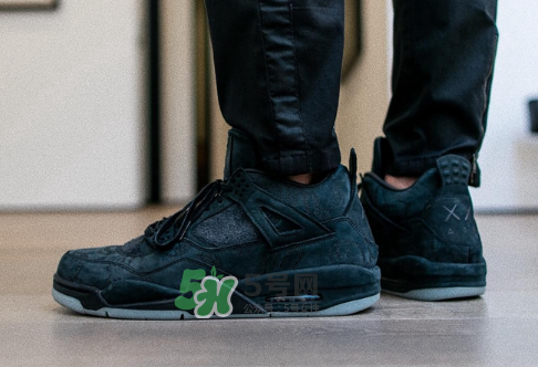 kaws與air jordan 4聯(lián)名黑色版本多少錢(qián)？aj4純黑限定發(fā)售價(jià)格