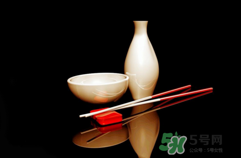 三伏天可以喝白酒嗎？三伏天喝白酒好還是啤酒？