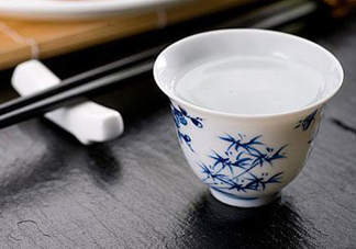 三伏天可以喝白酒嗎？三伏天喝白酒好還是啤酒？