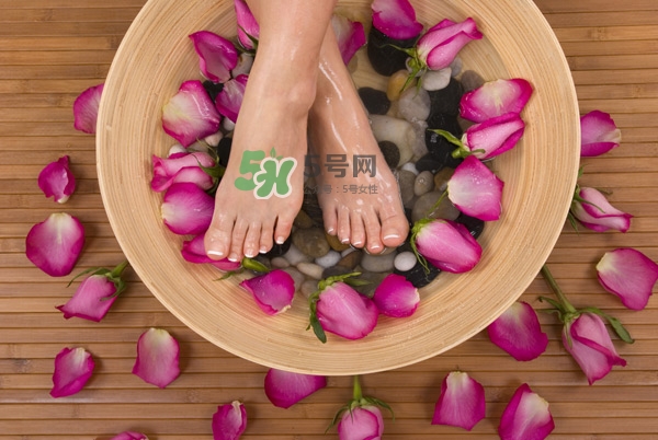 三伏天泡腳可以驅(qū)寒嗎？用什么泡腳可以驅(qū)寒？