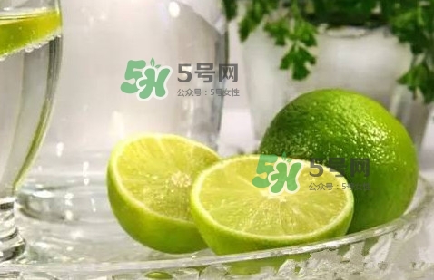 青檸檬泡完水皮怎么變顏色了？青檸檬怎么腌制好
