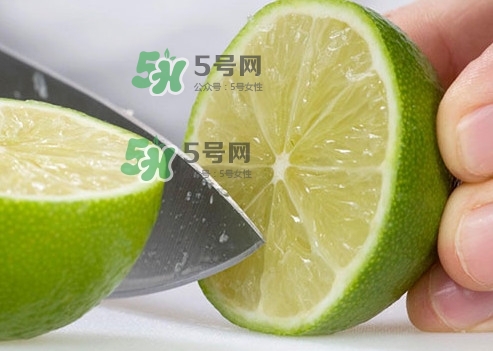 青檸檬泡完水皮怎么變顏色了？青檸檬怎么腌制好