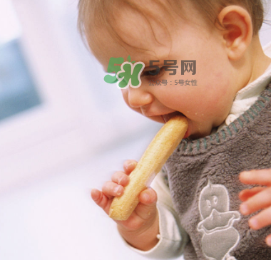 寶寶沒長牙能吃磨牙棒嗎？寶寶沒長牙可以吃磨牙餅干嗎？