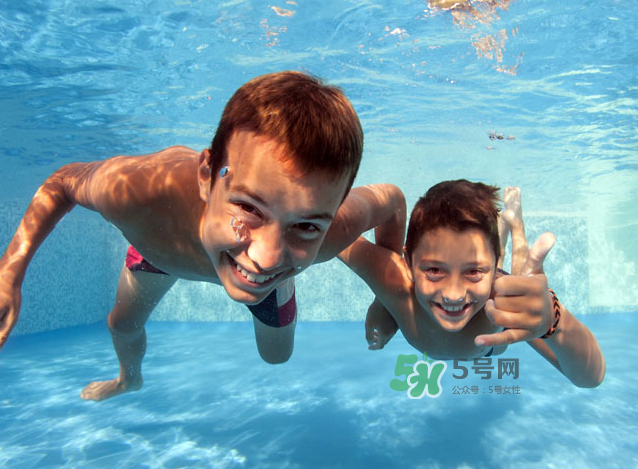 游泳為什么要穿泳衣？為什么游泳要穿泳衣？