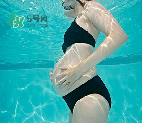 孕婦能游泳嗎？孕婦能不能去游泳池？