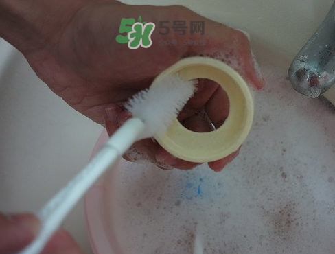 奶瓶刷尼龍的好還是海綿的好？洗奶瓶的正確方法